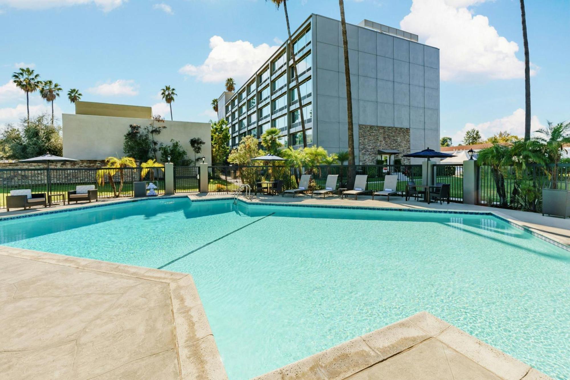 Courtyard By Marriott Los Angeles Woodland Hills Екстериор снимка