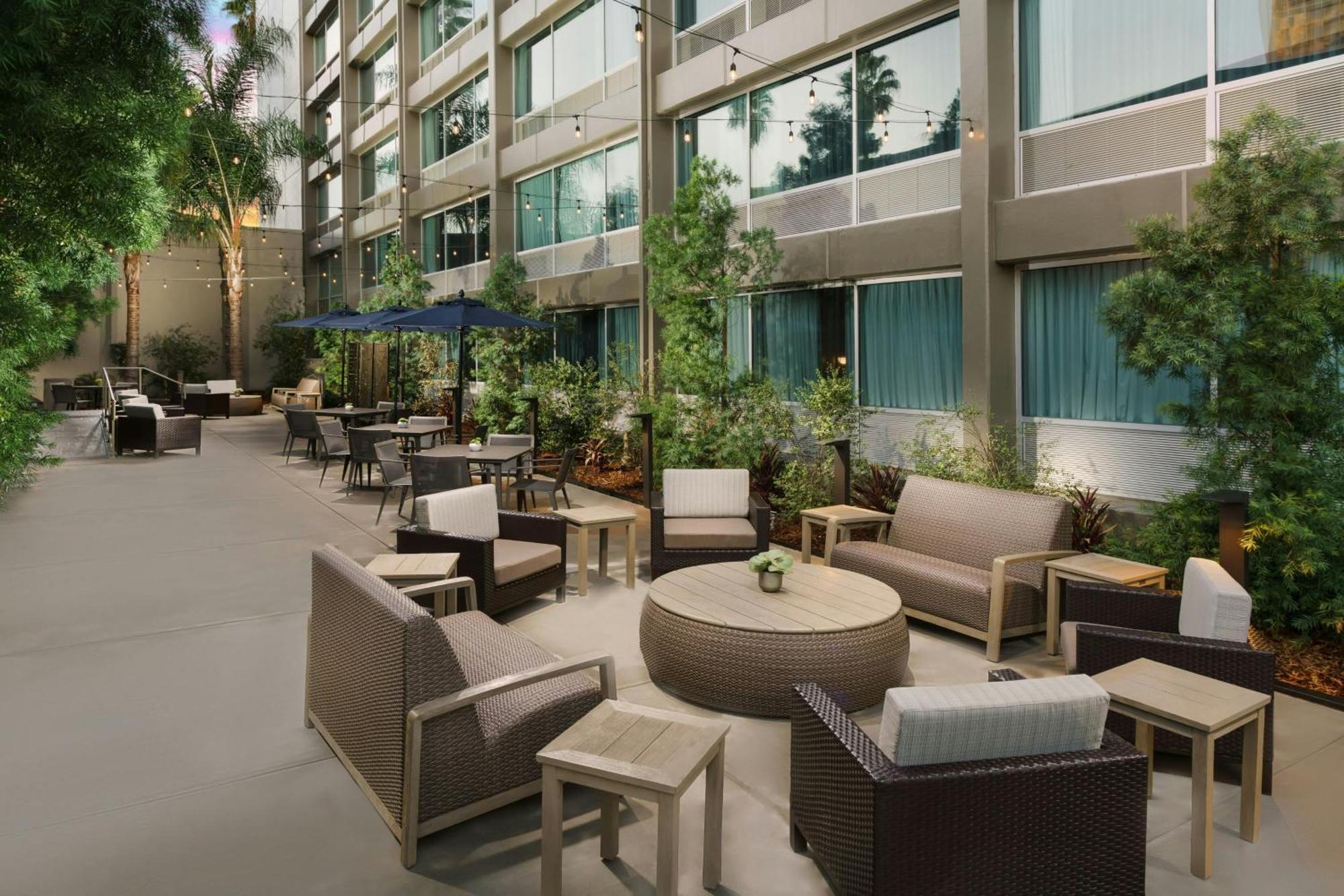 Courtyard By Marriott Los Angeles Woodland Hills Екстериор снимка