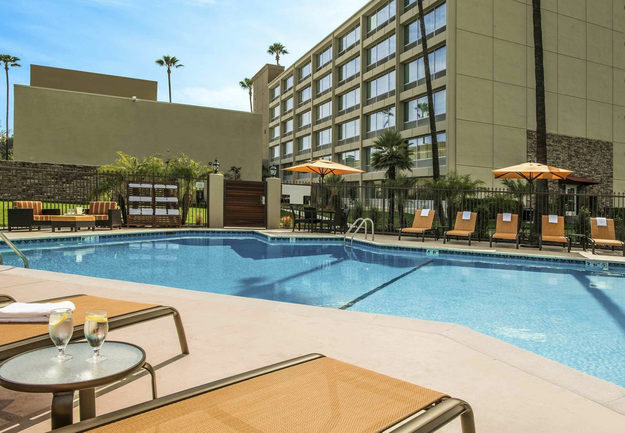 Courtyard By Marriott Los Angeles Woodland Hills Екстериор снимка